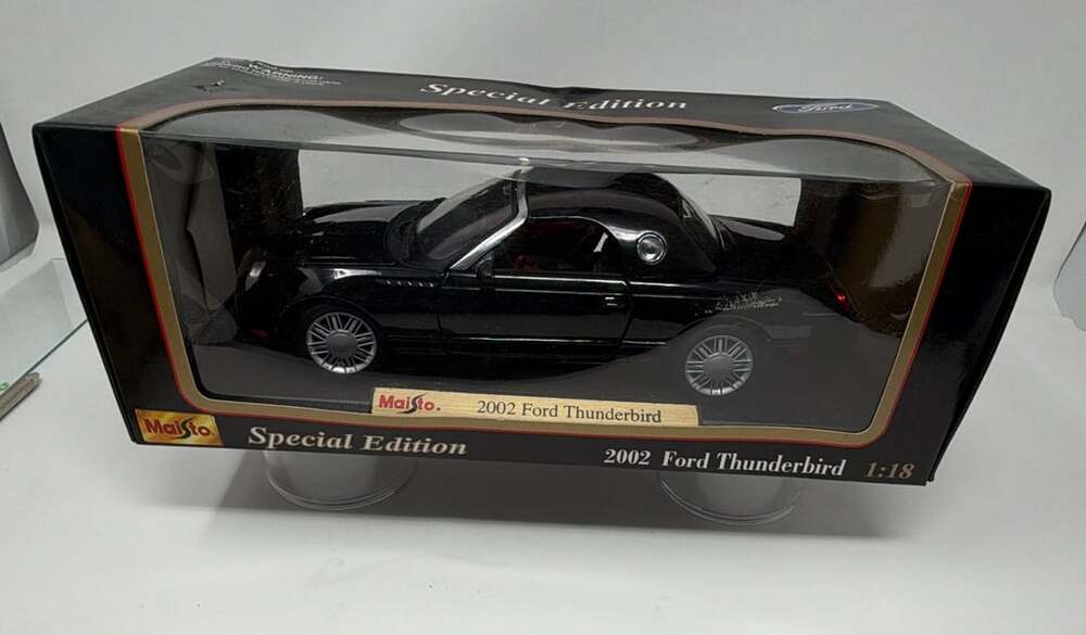 Maisto Special Edition 2002 Ford Thunderbird 1:18 Scale Diecast Model Black